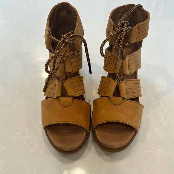 Never worn size 8.5 Sorel wedge sandal. - Picture 1 of 4